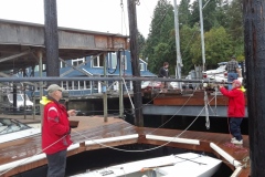 4-Removing-the-mast-Dave-Branch-Jim-Findley-on-Dock-Zittels-employee-Bill-Brosius-on-land